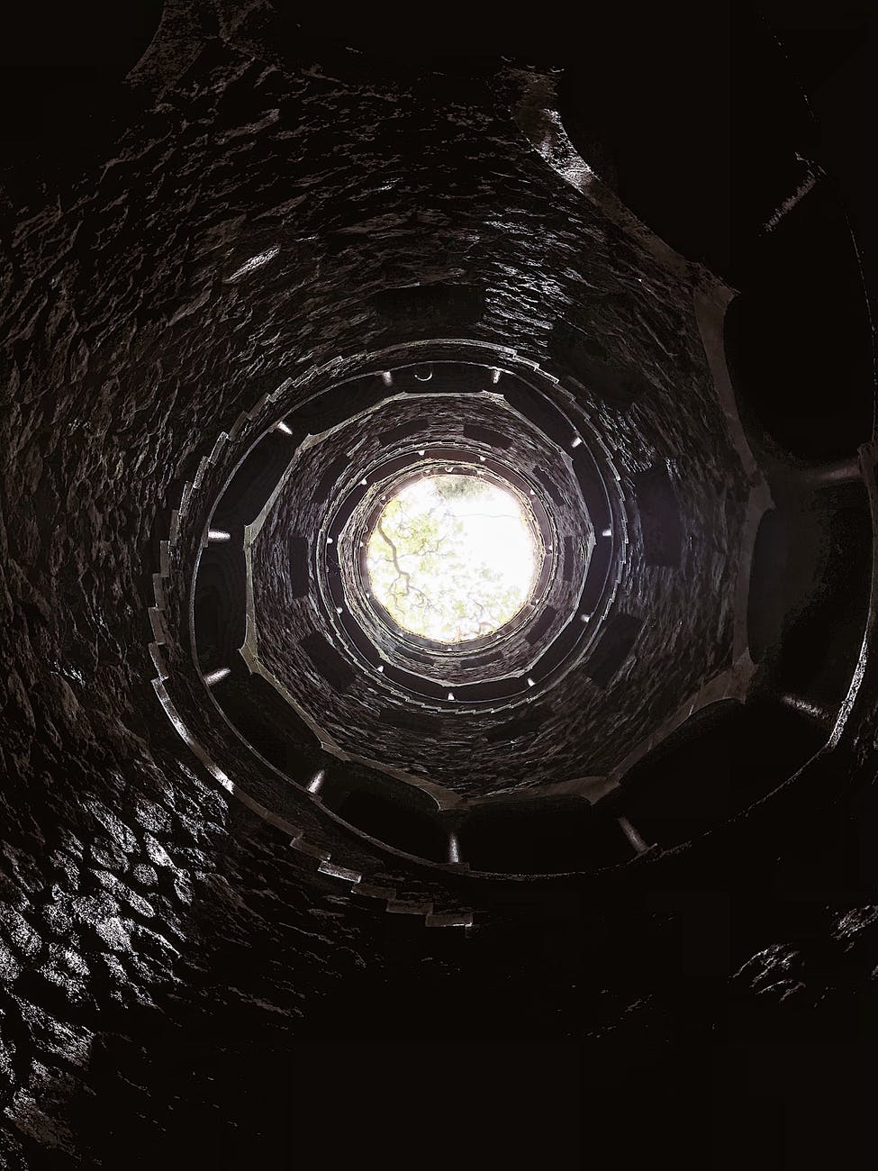 Vivendo no submundo da existência 

Alma distante de tudo 
Segura caminhará 
Sem medo do destino 
Ou de pessoas vingativas.