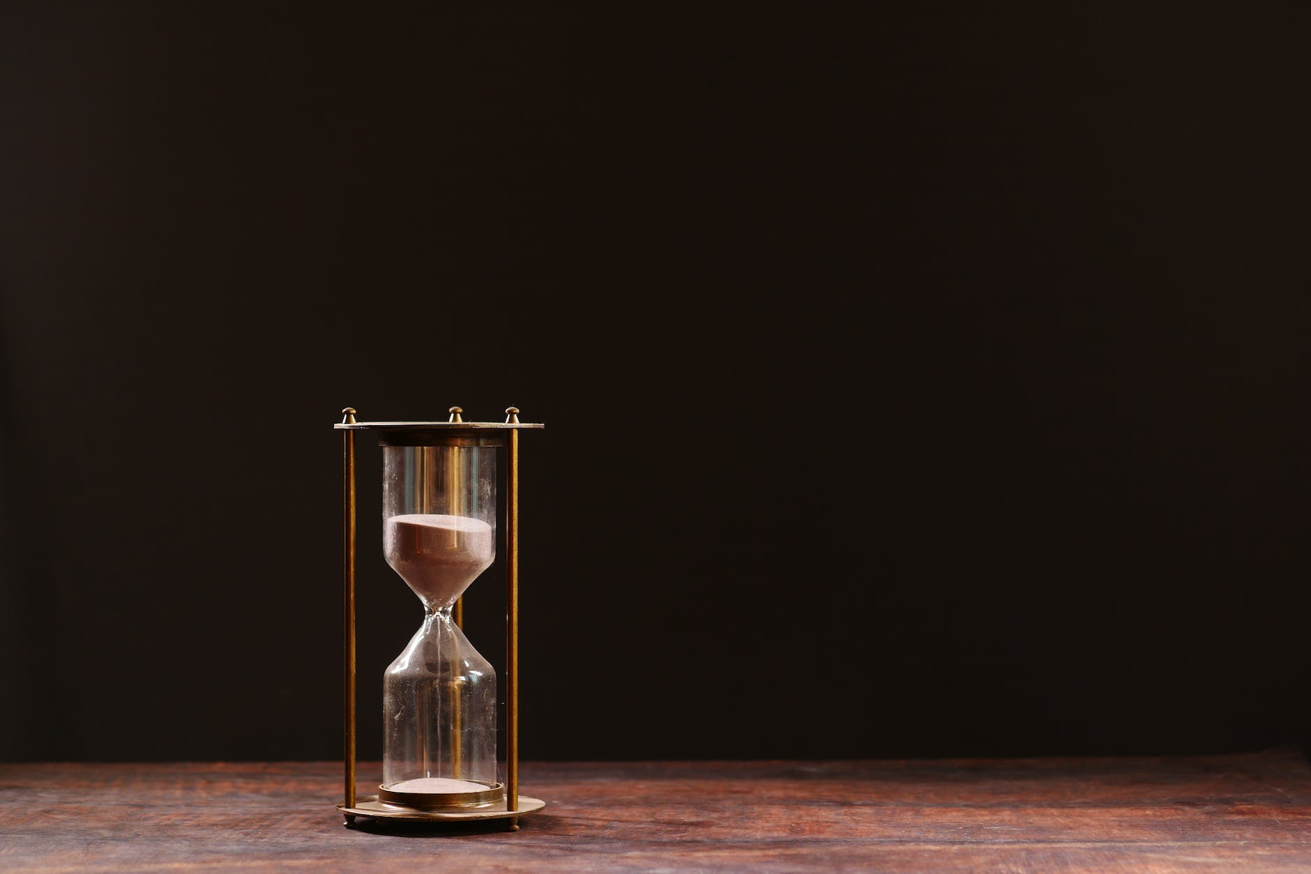 O tempo e o nosso continuo existir

O tempo passa tão rapidamente que fica até difícil de percebê-lo. Quando nos damos conta, estamos mergulhados em tantas e tantas intrigas existenciais que, criamos continuamente em nossas cabeças.
O tempo passa muito rápido e, nós, não nos permitimos viver. Deixamos que as nossas vidas sejam colocadas em segundo plano, enquanto o tempo passa… Tic, Tac.