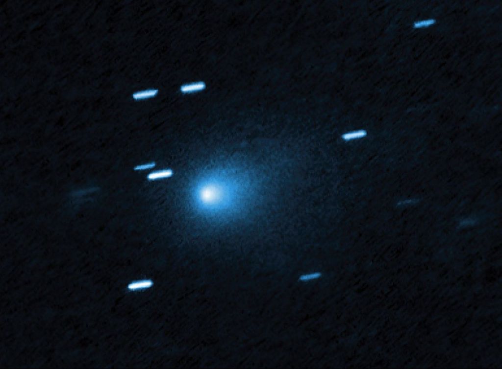 O Hubble capturou esta imagem do cometa interestelar 3I/ATLAS em 21 de julho de 2025, quando o cometa estava a 446 milhões de quilômetros da Terra. O Hubble mostra que o cometa possui um casulo de poeira em forma de lágrima se desprendendo de seu núcleo sólido e gelado.